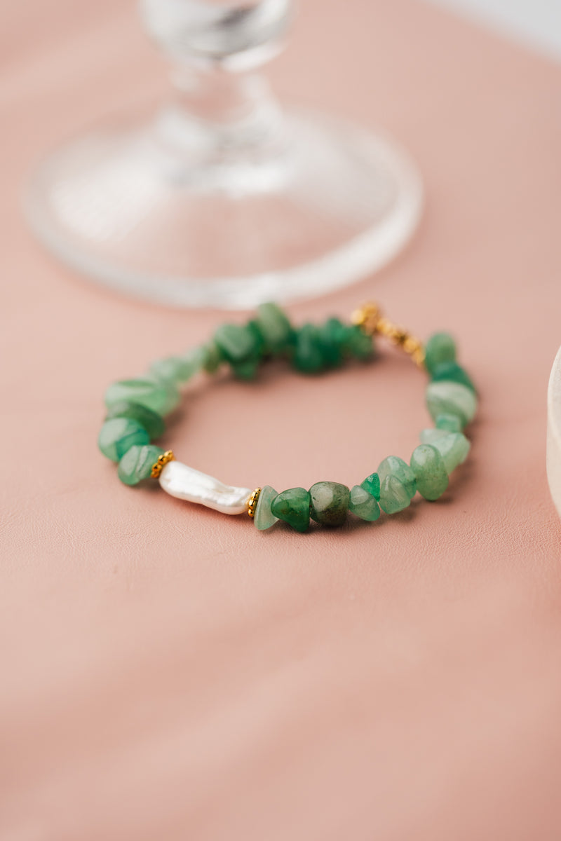 Pulsera de piedras naturales en tonos verdes y perla de CARLOTA