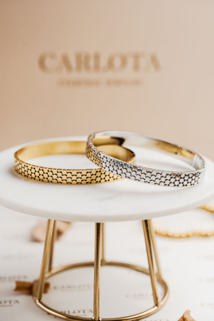 Pulseras rígidas dorada y plateada calada en acero quirúrgico – CARLOTA.