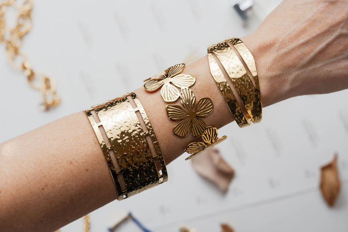 Pulseras ajustables de acero dorado CARLOTA en brazo
