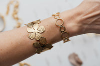 Pulseras abiertas y ajustables CARLOTA de acero dorado, en brazo 