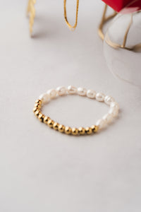 Pulsera en acero quirúrgico, baño de oro y perlas diseño minimalista y elegante.
