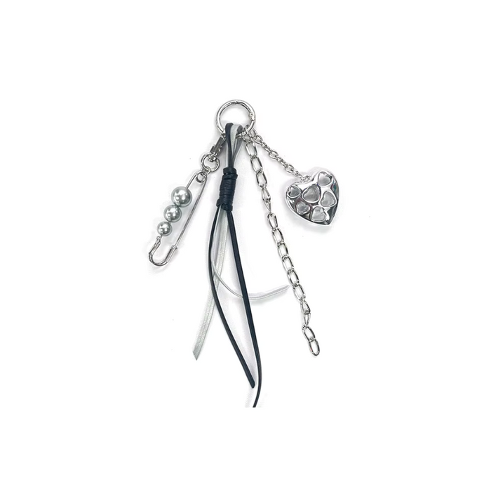 Llavero con dije de corazón en color plateado, cadenas decorativas y cintas negras y blancas, estilo urbano y modern