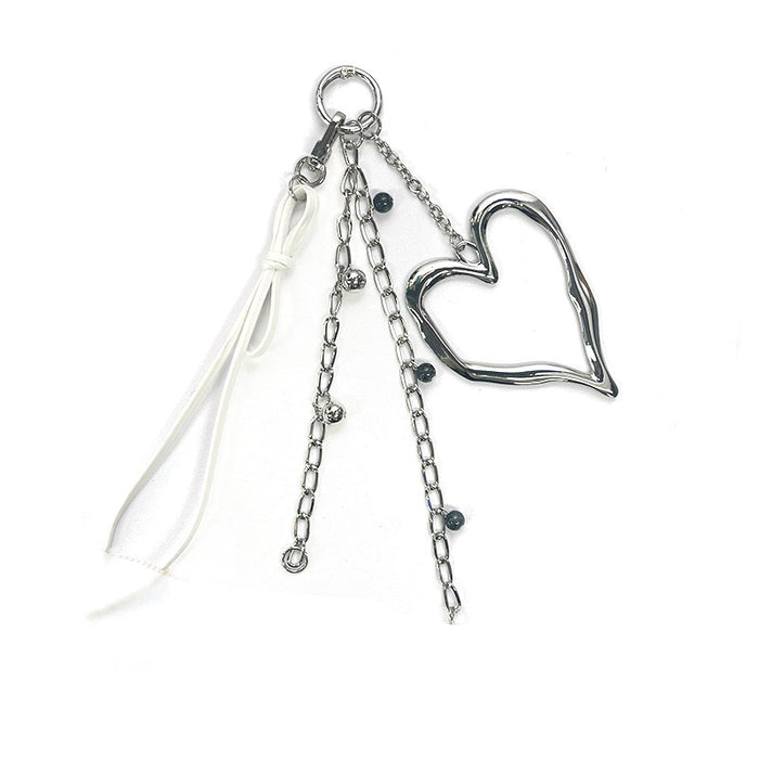 Llavero plateado con dije de corazón, cadenas decorativas y cinta blanca, diseño moderno CARLOTA