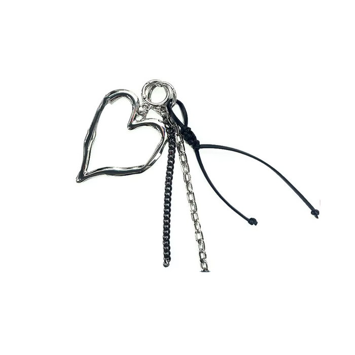 Llavero de acero quirúrgico con corazón plateado, cadenas plateada y negra y cordón negro.

