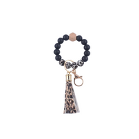 Llavero pulsera con cuentas negra y animal print y flecos colgantes en animal print en simil cuero

