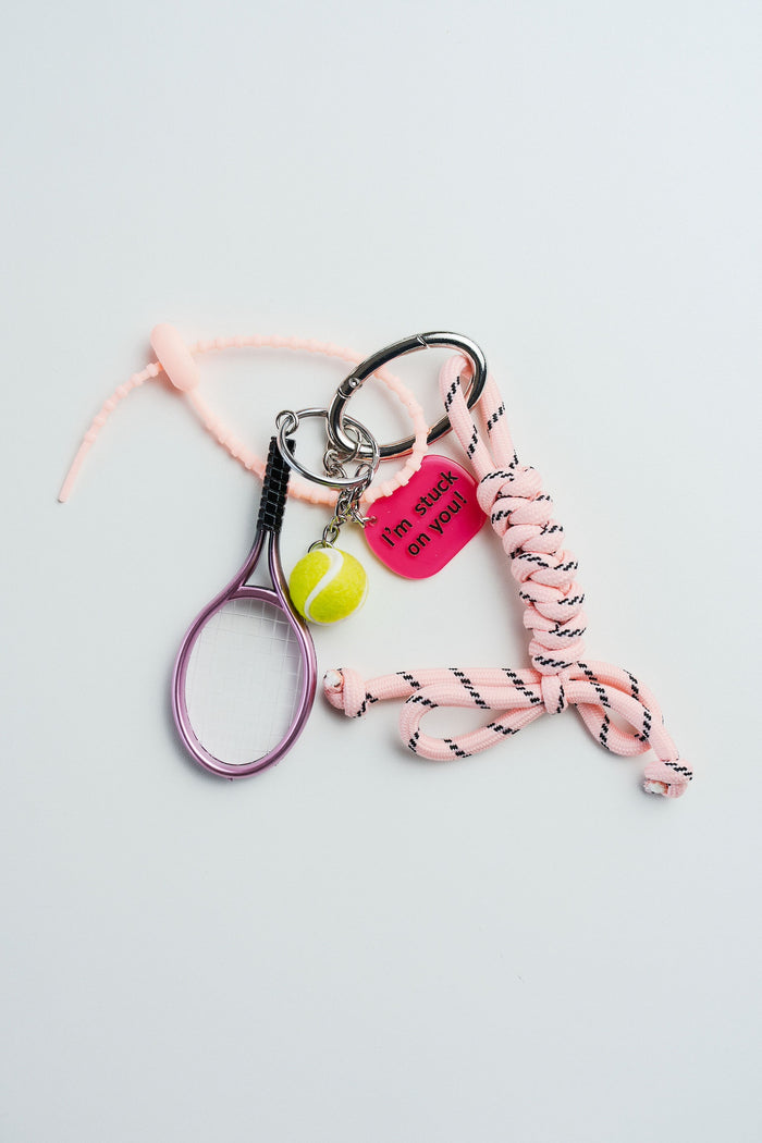 Llavero rosa con mini raqueta de tenis, pelota amarilla y cordones – CARLOTA.