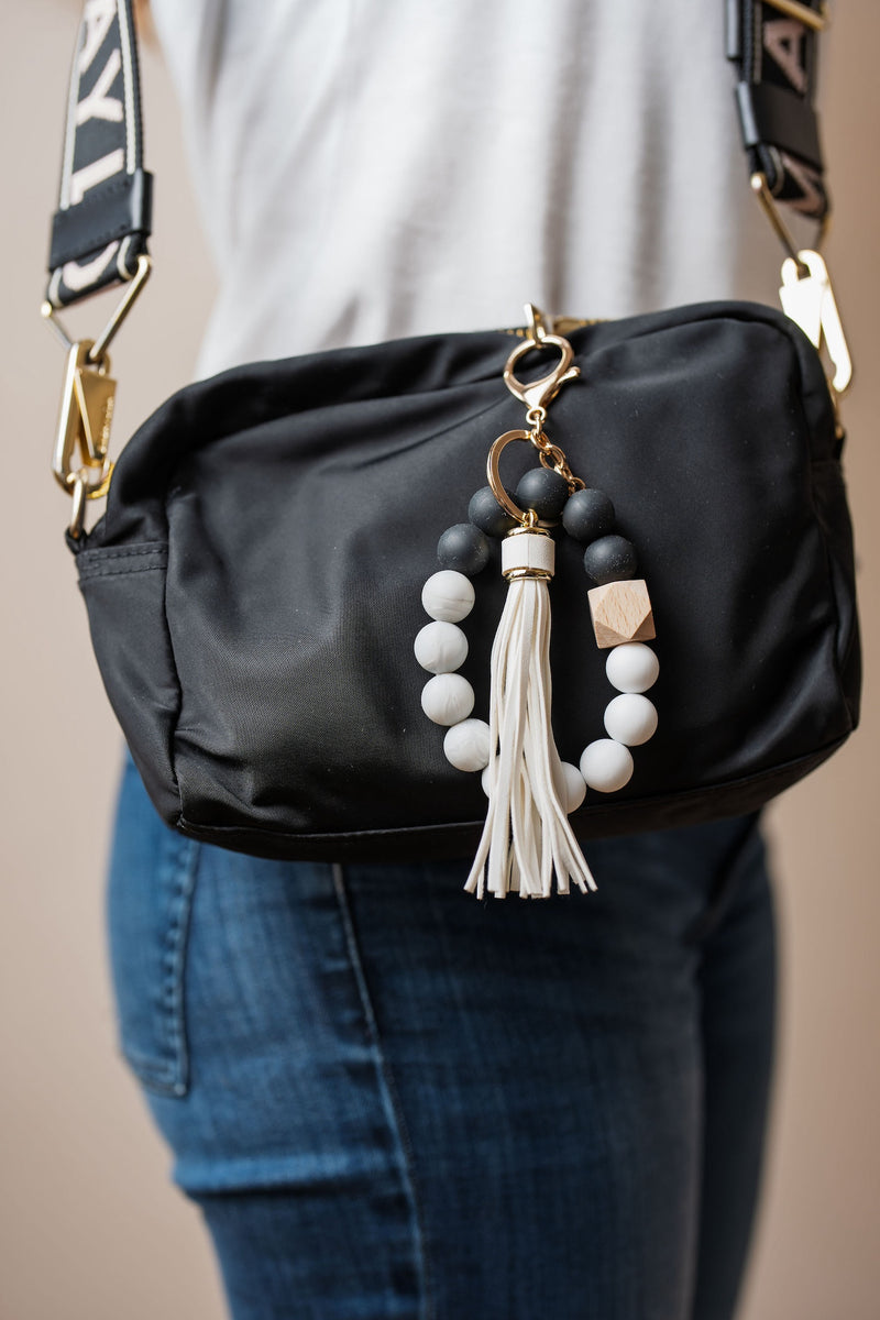 Llavero pulsera con cuentas de silicona y borla decorativa en blanco y negro en cartera – CARLOTA.