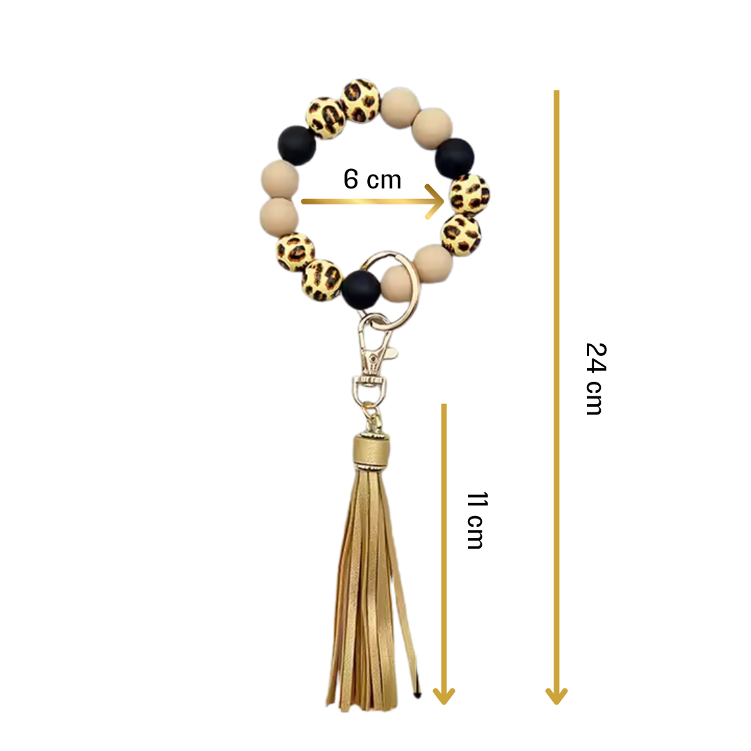 Llavero tipo pulsera con cuentas animal print y color nude y colgante de flecos en tono dorado con medidas
