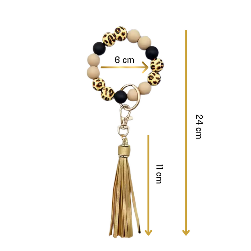 Llavero tipo pulsera con cuentas animal print y color nude y colgante de flecos en tono dorado con medidas