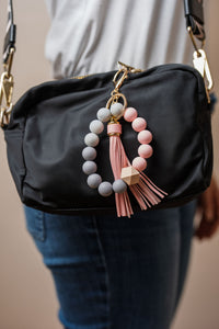 Llavero pulsera con cuentas de silicona y borla decorativa en rosa – CARLOTA.