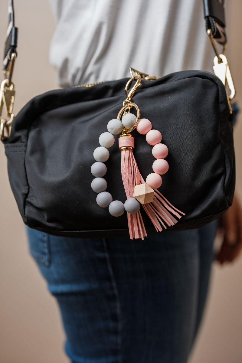 Llavero pulsera con cuentas de silicona y borla decorativa en rosa – CARLOTA.