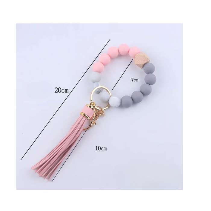 Llavero pulsera con cuentas rosa claro y gris, borla rosa y herraje dorado con medidas