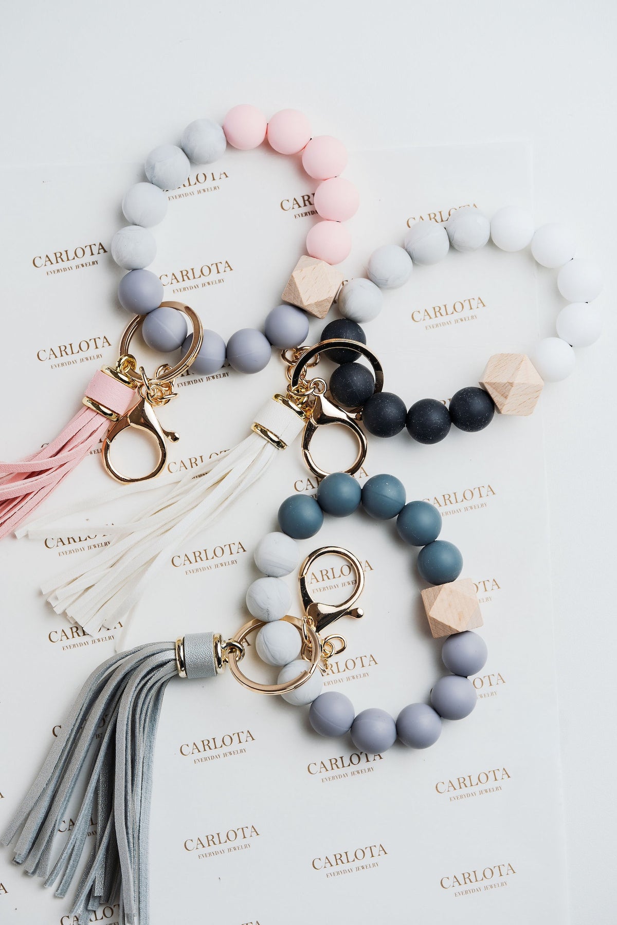 Llaveros pulsera con cuentas de silicona y borla decorativa en colores varios – CARLOTA.