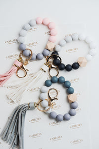 Llaveros pulsera con cuentas de silicona y borla decorativa en colores varios – CARLOTA.