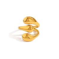 Anillo dorado ajustable de acero quirúrgico con diseño moderno de gotas curvas - modelo Manila de CARLOTA