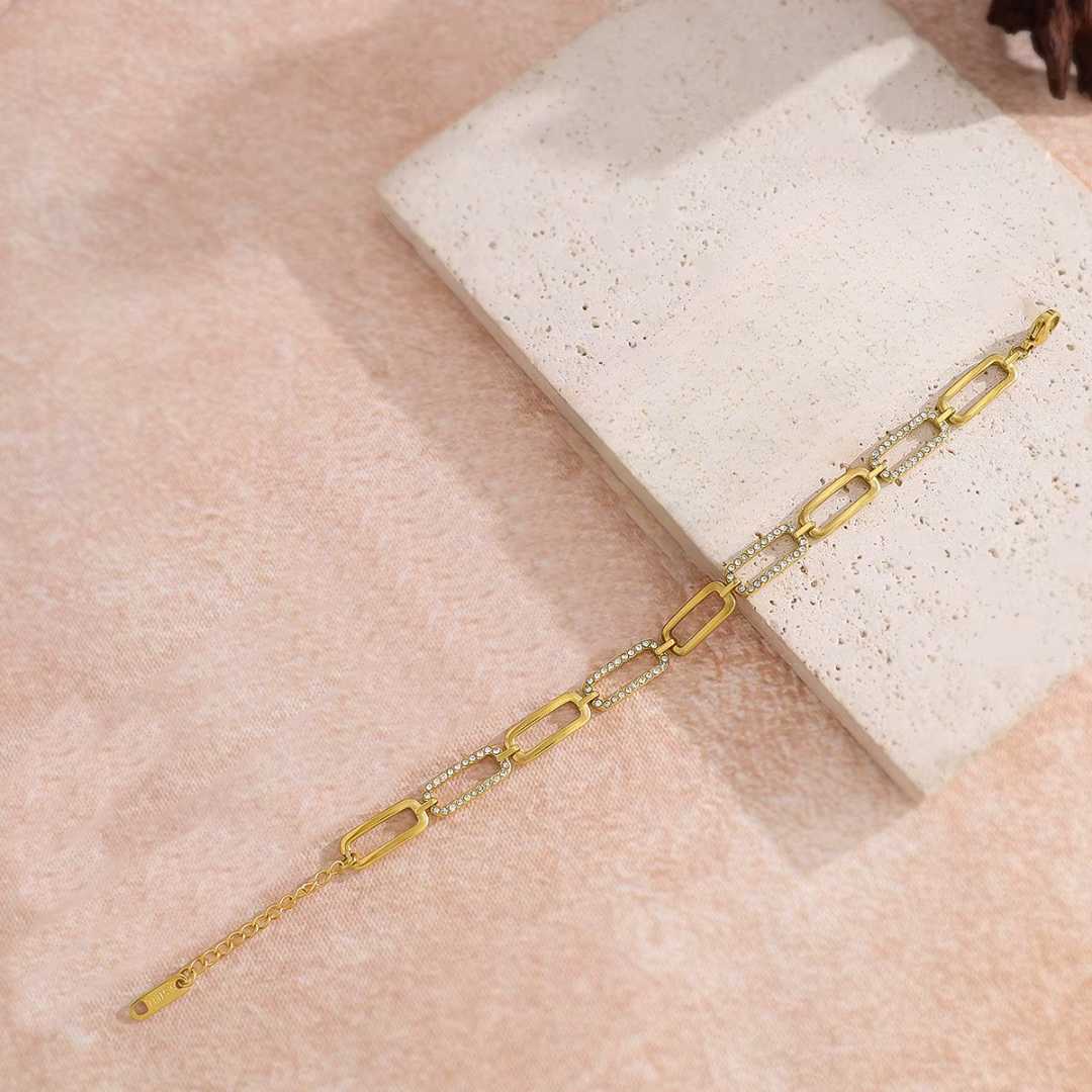 Pulsera dorada con eslabones rectangulares y circonias blancas intercaladas