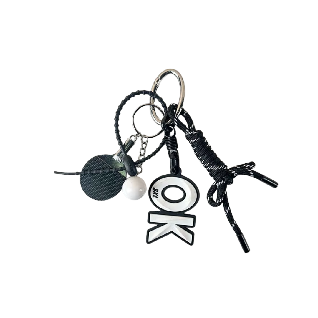 Llavero paddle en metal plateado, cordón negro y simbolo de OK. Ideal para llaves o como accesorio de estilo.