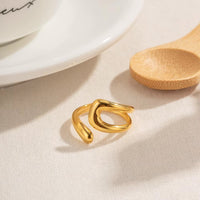 Anillo Praia dorado de acero quirúrgico con diseño abierto y forma curva orgánica