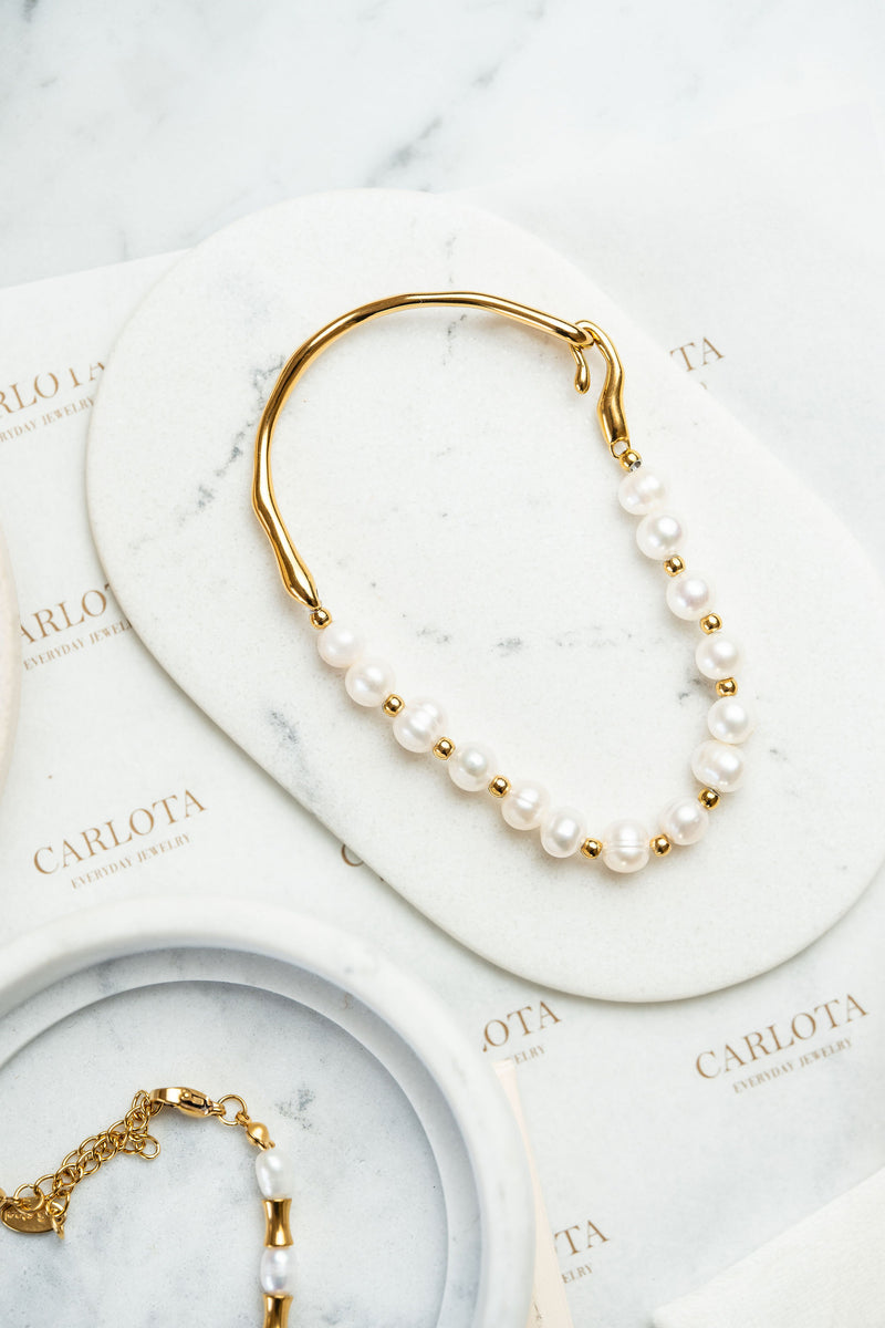 Pulsera de acero dorado y perlas de agua dulce CARLOTA