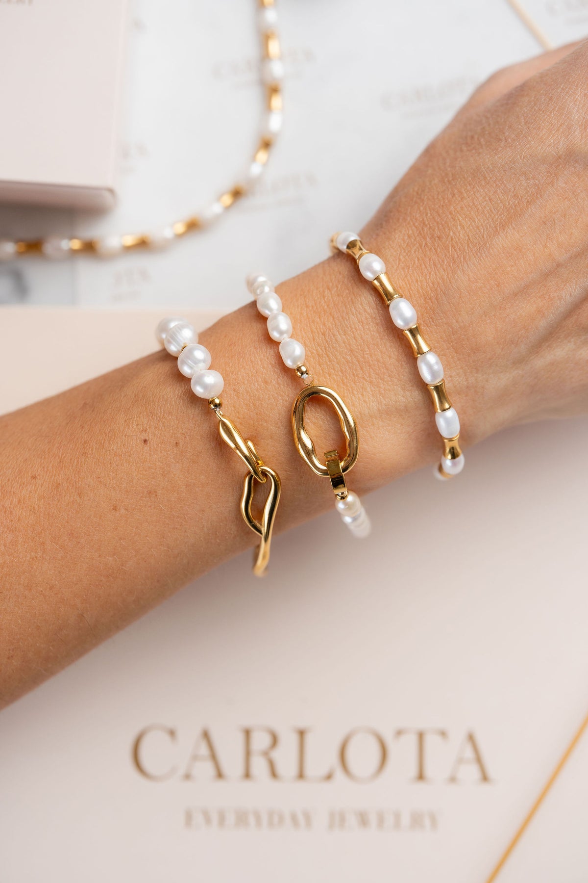 Pulseras de acero, baño de oro 18k y perlas de agua dulce CARLOTA