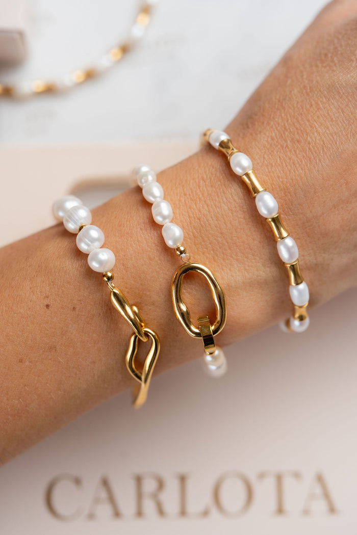 Pulseras de perlas de agua dulce en modelo