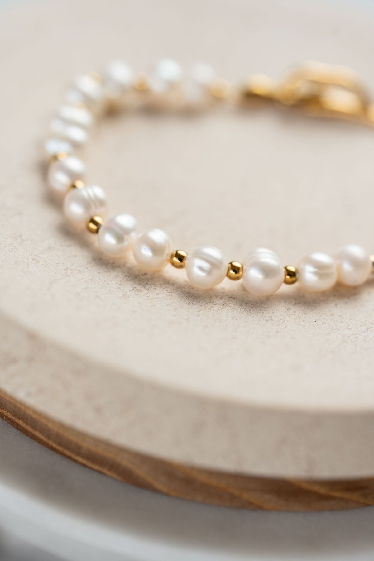 detalle de Pulsera de acero y perlas de agua dulce CARLOTA