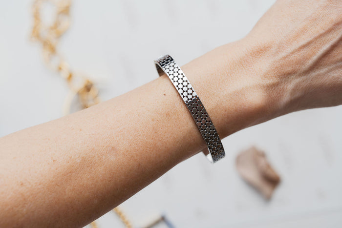 Pulsera Rígida CARLOTA en acero quirúrgico en brazo