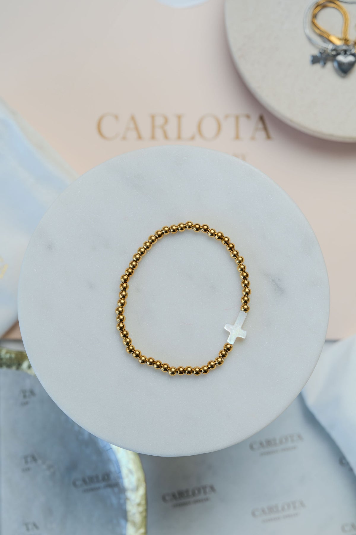 Pulsera de cuentas y cruz de acero dorado