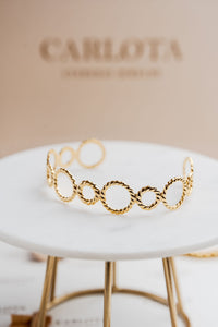 Pulsera dorada de círculos entrelazados en acero quirúrgico – CARLOTA.