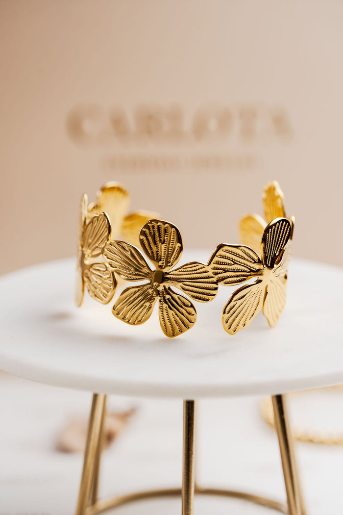 Pulsera dorada con diseño de flores en acero quirúrgico, CARLOTA.