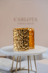 Pulsera ancha abierta de acero dorado y martillada de CARLOTA