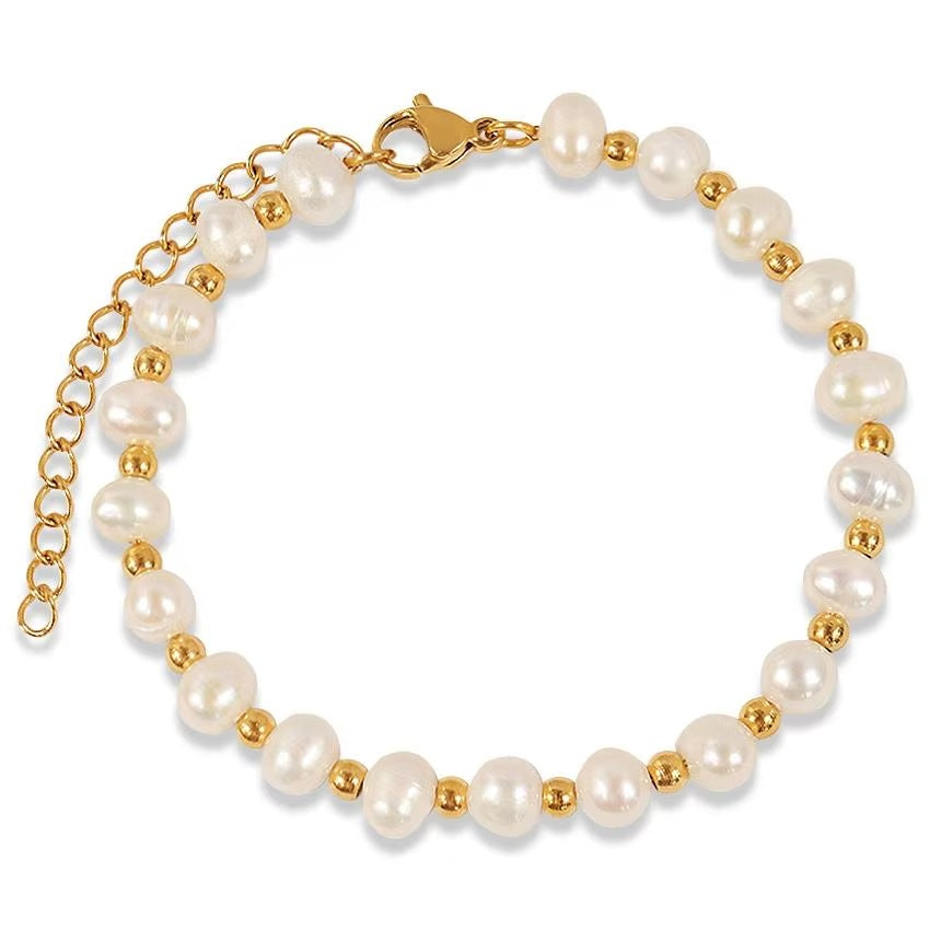 Pulsera de perlas naturales con esferas doradas de CARLOTA