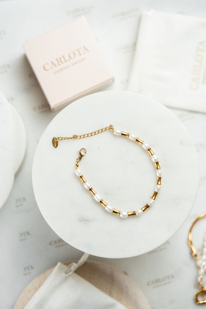 Pulsera Isadora de Acero Dorado y Perlas CARLOTA