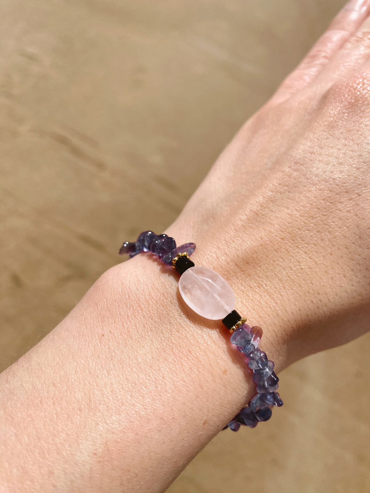 Pulsera Juno Violeta de CARLOTA con piedras naturales en tonos violetas en modelo.