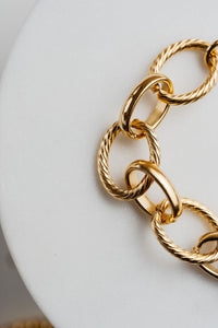 detalle de eslabones de pulsera dorada de eslabones grandes en acero quirúrgico – CARLOTA.
