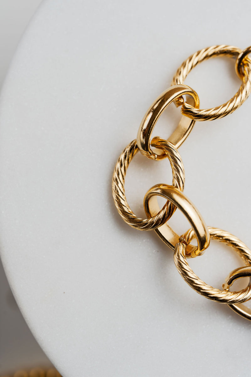 detalle de eslabones de pulsera dorada de eslabones grandes en acero quirúrgico – CARLOTA.