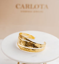 Pulsera dorada martillada en acero quirúrgico con baño de oro – CARLOTA.