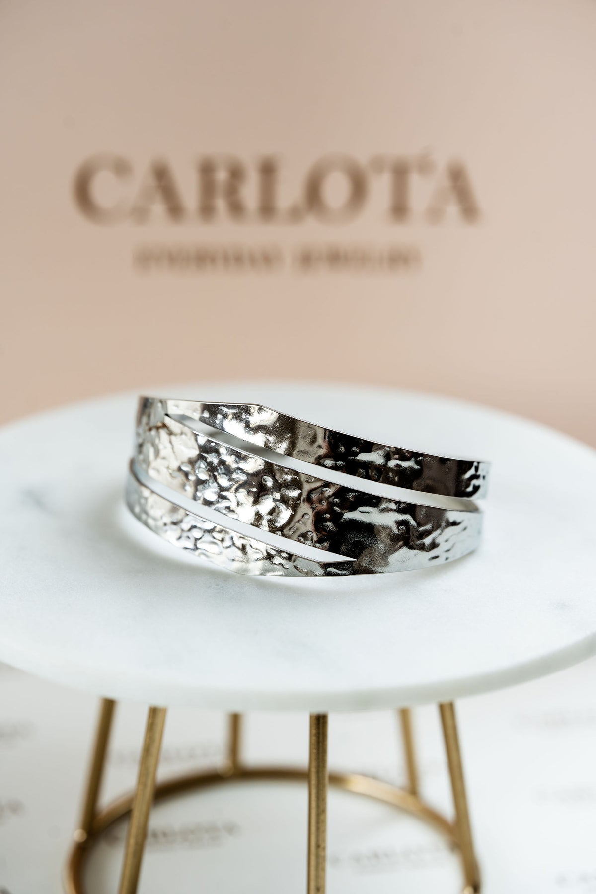 Pulsera ajustable plateada diseño ancho – Carlota