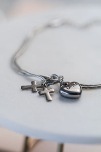 Pulsera de acero doble con dijes corazon y cruz