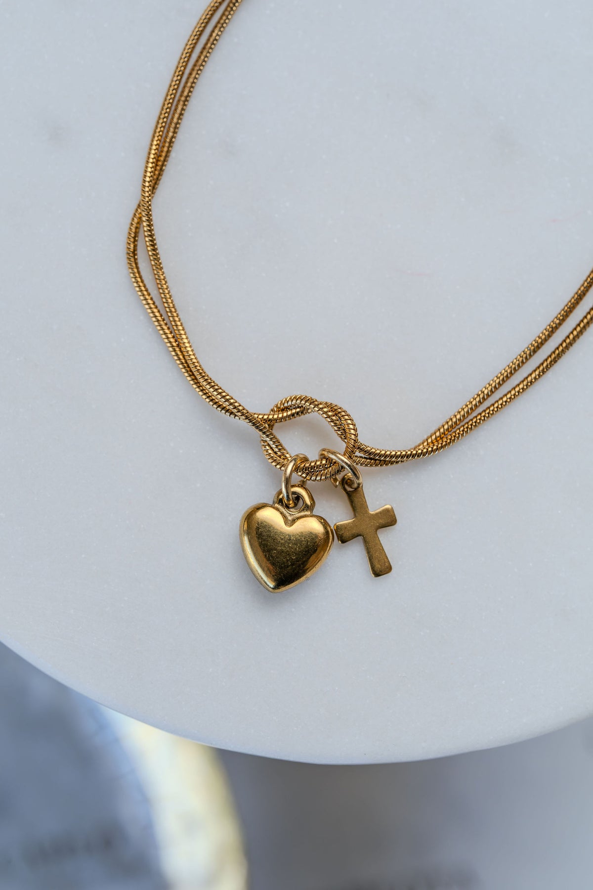 Pulsera doble de acero dorado con dije de corazon MUM y cruz en detalle
