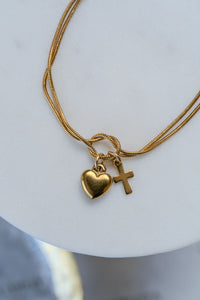 Pulsera doble de acero dorado con dije de corazon MUM y cruz en detalle
