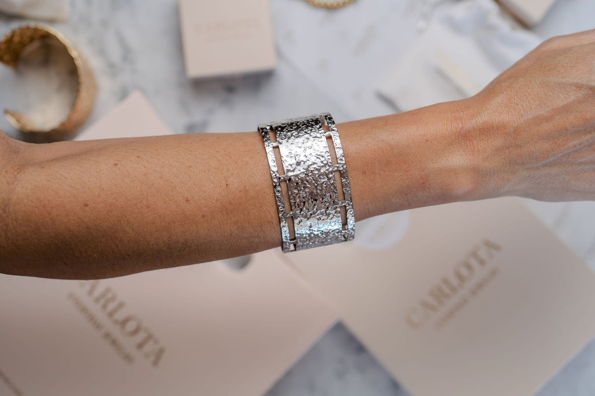 Pulsera ancha en acero quirúrgico en modelo