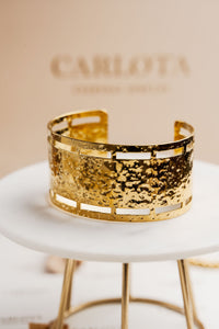 Pulsera completamente dorada con diseño ajustable y acabado brillante, modelo Noel de CARLOTA.
