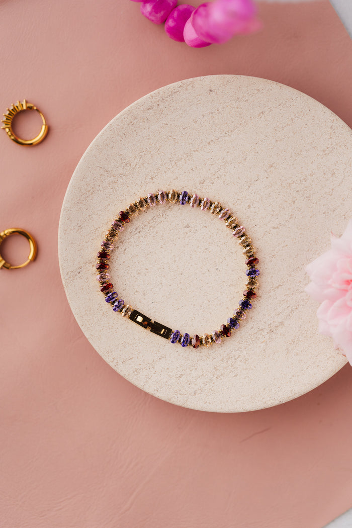 Pulsera Ofelia de CARLOTA con cristales multicolor y detalles en acero quirúrgico dorado.