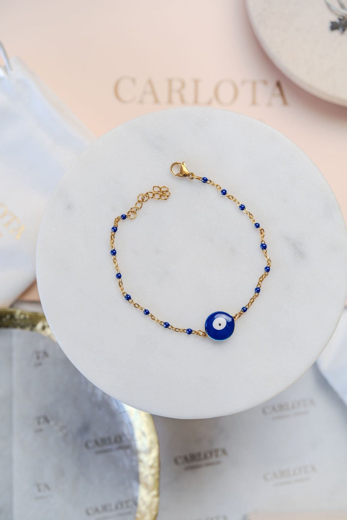 Pulsera de acero dorado y borlas azules con ojo turco