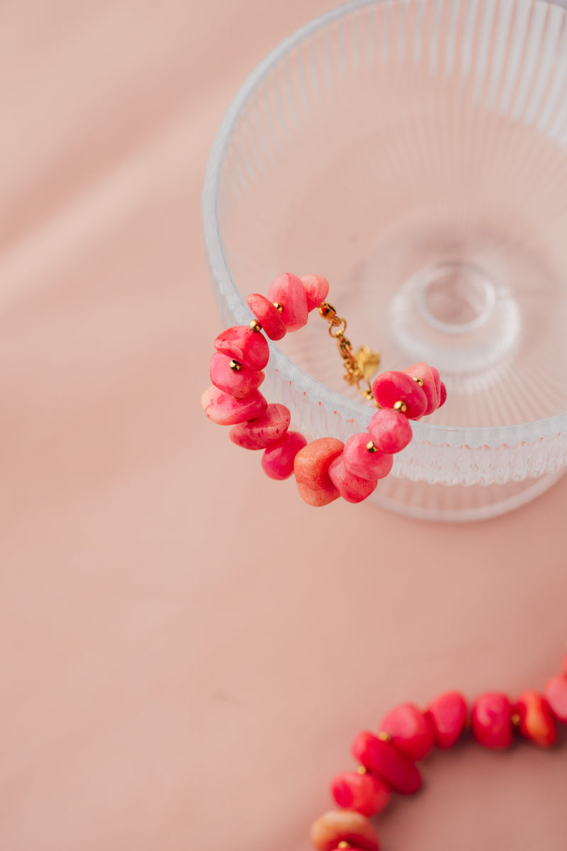 Pulsera Sand Rosa de CARLOTA con piedras naturales en tonos rosados y detalles dorados.