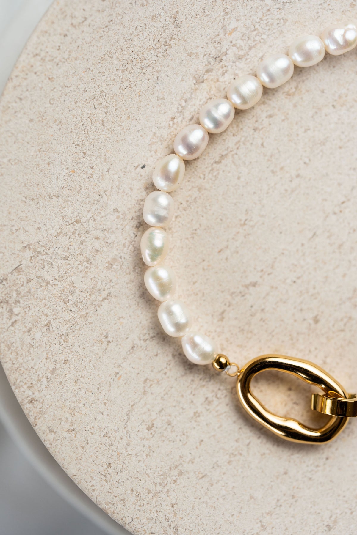Pulsera de perlas de agua dulce con detalle en acero