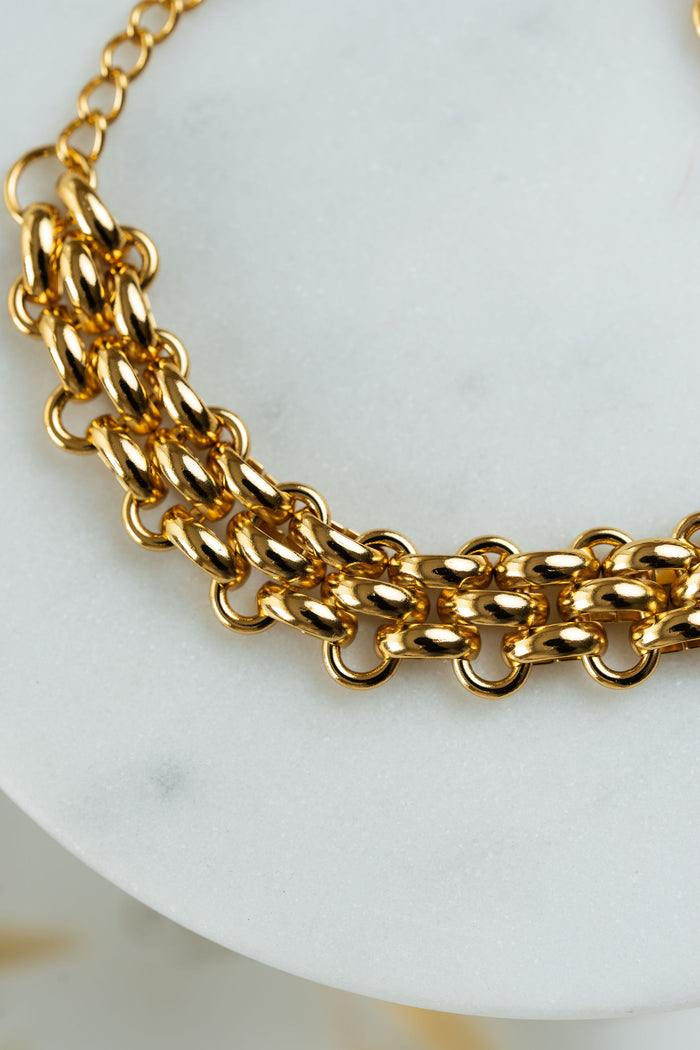 detalle de Pulsera Uma de acero quirúrgico dorado con eslabones dobles”