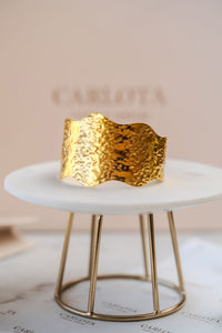 Pulsera de acero martillado y baño de oro abierta y ajustable de CARLOTA