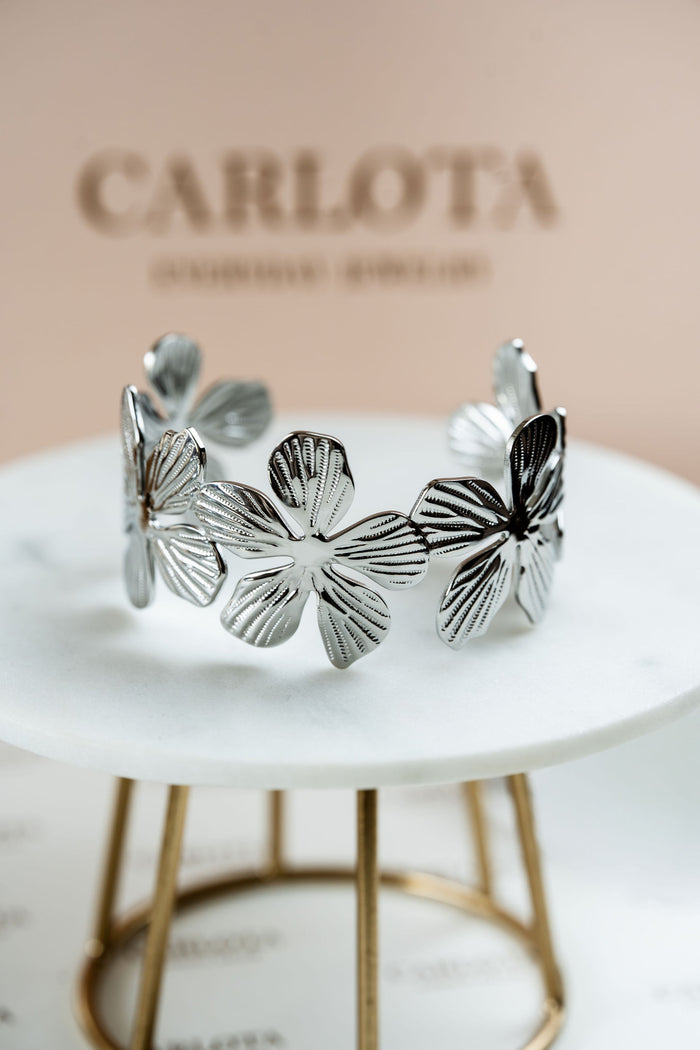 Pulsera de flores de acero ajustable de CARLOTA
